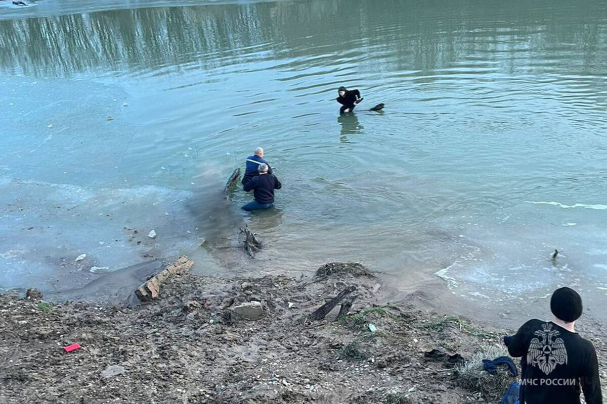 Трое детей получили обморожение, просидев больше двух часов в ледяной реке  - Газета.Ru | Новости