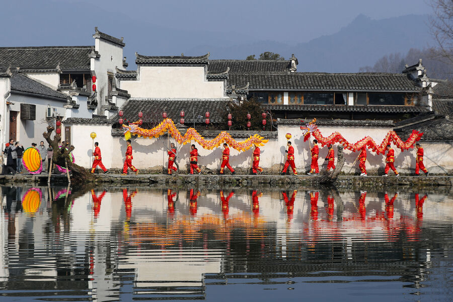 Парад в&nbsp;честь китайского Нового года в&nbsp;деревне Хунцунь города Хуаншань, Китай, 10&nbsp;февраля 2024&nbsp;года