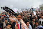 Девушка c оружием на митинге в поддержку палестинцев в секторе Газа, Сана, Йемен, 26 апреля 2024 года