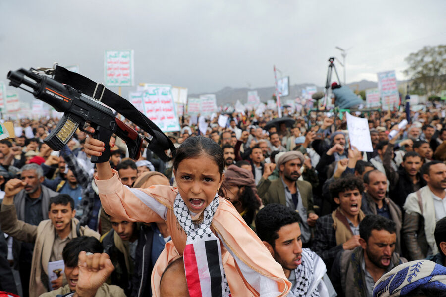 Девушка c оружием на&nbsp;митинге в&nbsp;поддержку палестинцев в&nbsp;секторе Газа, Сана, Йемен, 26&nbsp;апреля 2024&nbsp;года