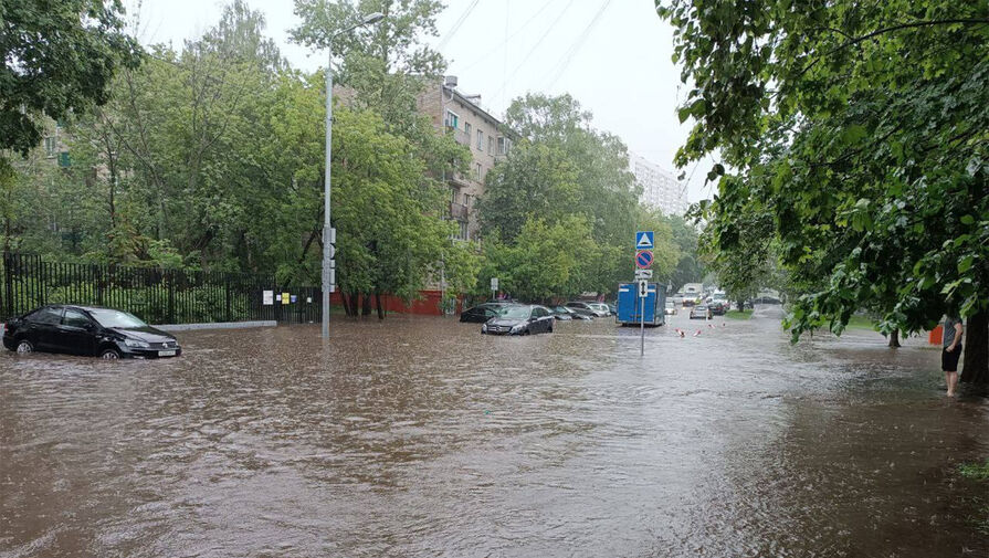 Названы участки дорог в Москве, которые перекрыли из-за ливня
