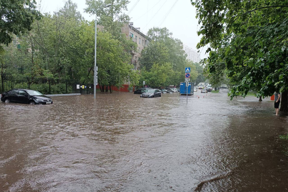 В Москве ливень привел к подтоплению зданий и коротким замыканиям -  Газета.Ru | Новости