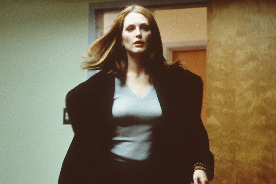 <b>&laquo;Магнолия&raquo; (1999)</b>
<br><br>
Во время монтажа &laquo;Ночей в&nbsp;стиле буги&raquo; Пол Томас Андерсон начал работу над&nbsp;&laquo;Магнолией&raquo; и написал роль Линды Партридж специально для&nbsp;Джулианны Мур. Ее героиня &mdash; женщина, переживающая болезненный личный кризис: она ухаживает за&nbsp;умирающим мужем, мучается из-за прошлых ошибок и одновременно отчаянно пытается сохранить человеческое достоинство в&nbsp;момент, когда все вокруг рушится.