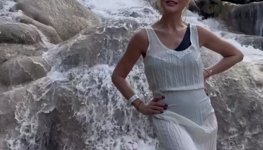 Орбакайте едва на упала в водопад на Ямайке ради кадра