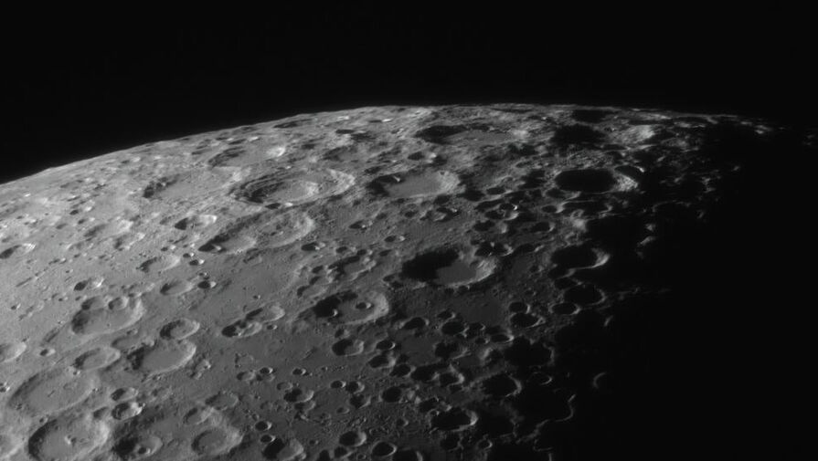 Роскосмос показал, как выглядит поверхность Луны при низком Солнце