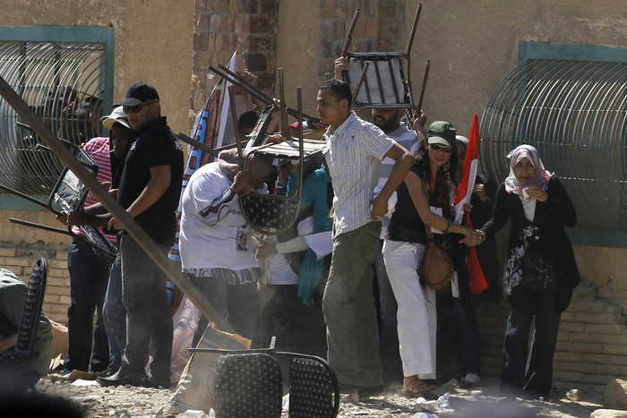 Сторонники Хосни Мубарака защищаются во время столкновений с&nbsp;противниками бывшего президента.