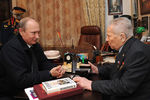 Владимир Путин и конструктор Михаил Калашников во время встречи в Ижевске. 2013 год