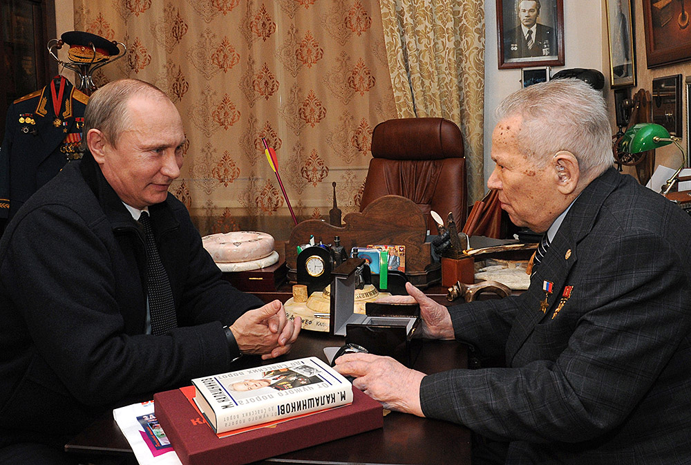 Владимир Путин и конструктор Михаил Калашников во время встречи в Ижевске. 2013 год