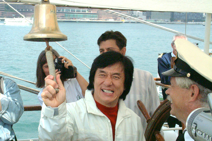 Джеки Чан на&nbsp;борту парусника &laquo;Надежда&raquo; в&nbsp;Гонконге, 2004&nbsp;год