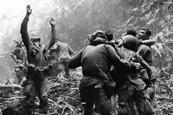 Одна из самых известных военных фотографий: Вьетнам, апрель 1968 г., после четырехдневной операции в джунглях раненые из подразделения 101-й воздушно-десантной дивизии ожидают вертолет