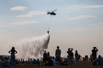 Вертолет Ка-226Т МЧС России во время демонстрации тушения пожара