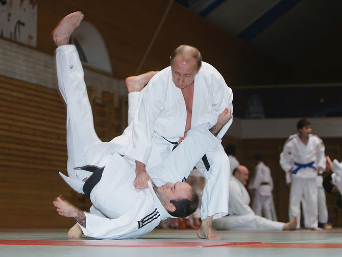 Владимир Путин проводит тренировку по дзюдо в Школе высшего спортивного мастерства в Санкт-Петербурге, 2009 год