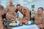 Военнослужащие разрезают кулич в столовой военной авиабазы Хмеймим