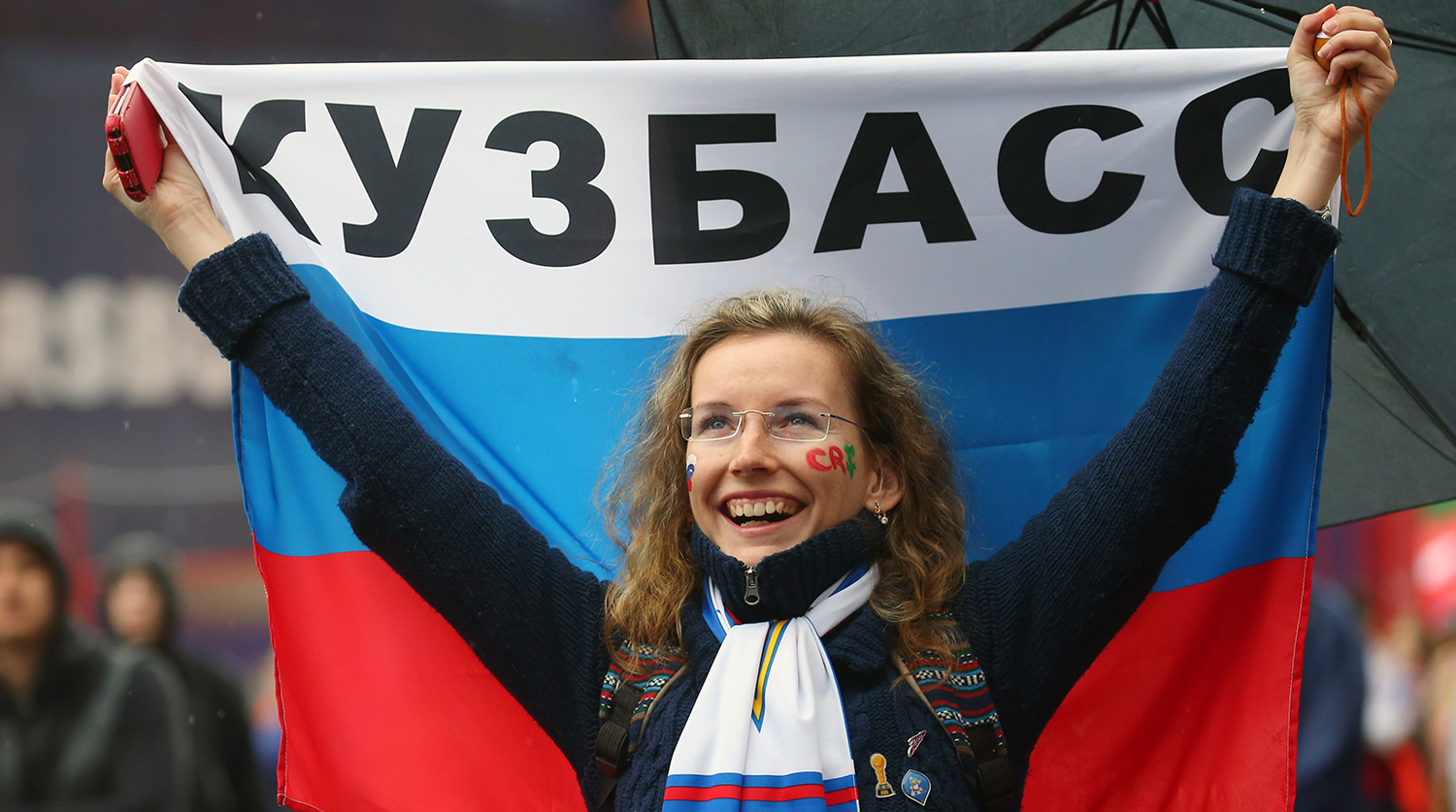 Болельщица сборной России во время трансляции матча Кубка конфедераций — 2017 Россия — Португалия на Конюшенной площади