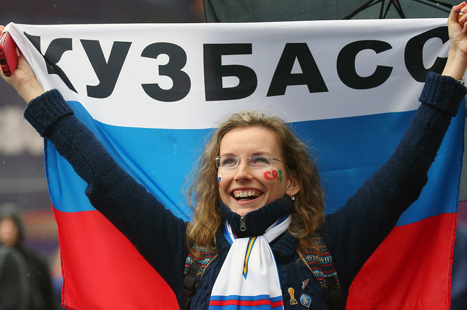 Болельщица сборной России во время трансляции матча Кубка конфедераций — 2017 Россия — Португалия на Конюшенной площади