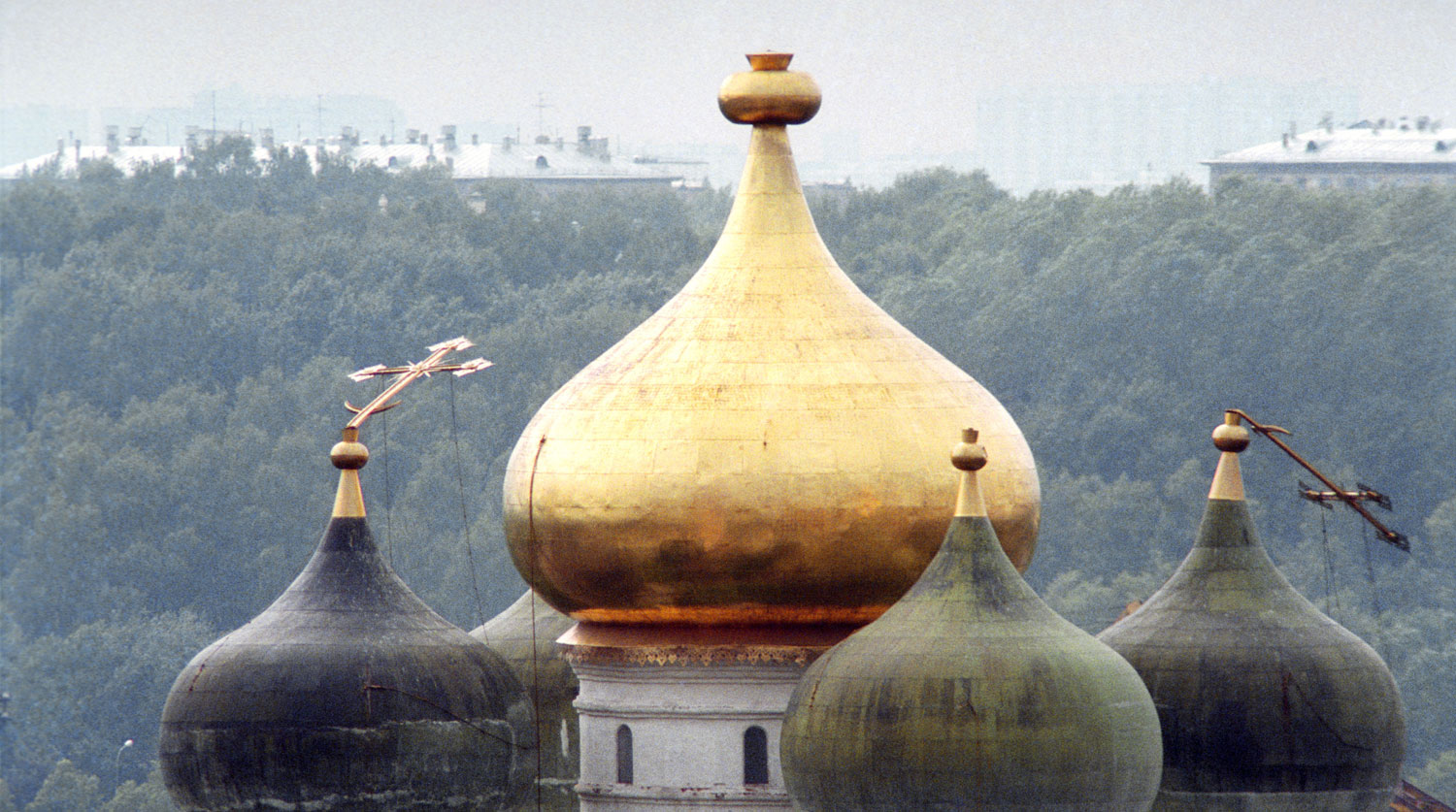 1998 год. После урагана были поломаны и сорваны кресты с куполов Новодевичьего монастыря
