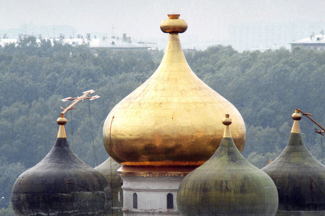 1998 год. После урагана были поломаны и сорваны кресты с куполов Новодевичьего монастыря