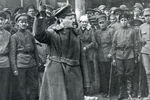 Лев Троцкий выступает перед солдатами Красной Армии