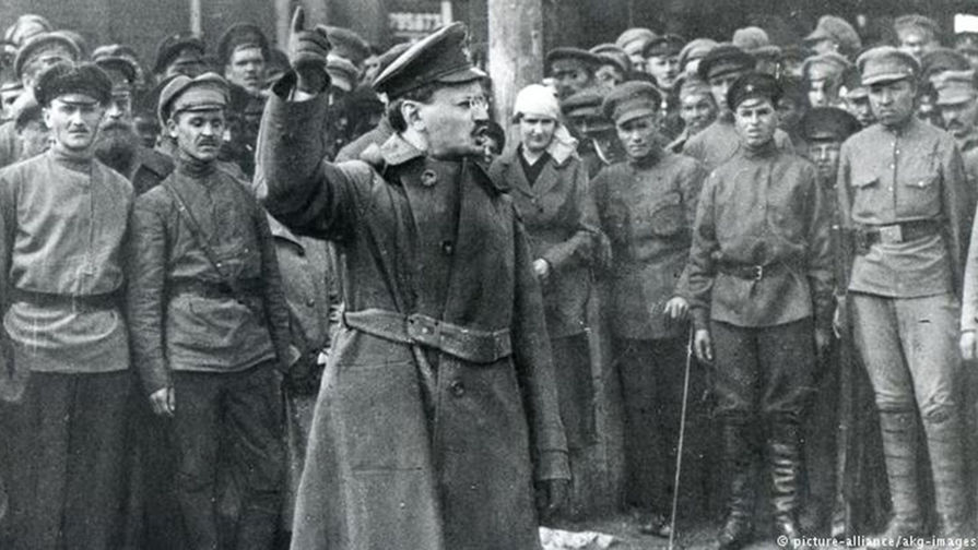 Лев Троцкий выступает перед солдатами Красной Армии