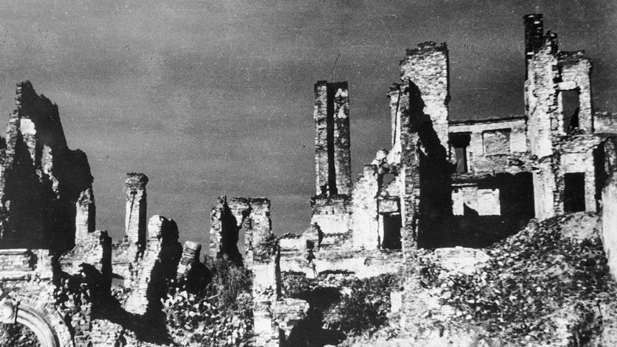 Разрушенные жилые дома в Варшаве в годы Второй мировой войны.