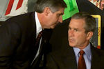 Глава администрации Белого дома Эндрю Кард сообщает президенту США (20 января 2001 — 20 января 2009) Джорджу Бушу о втором самолете, врезавшемся в башню Всемирного торгового центра