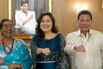 Президент Филиппин Родриго Дутерте и его гражданская жена Сьелито Авансена (в центре) с супругой президента Индии во время визита во дворец Малакананг, Манила, 2019 год