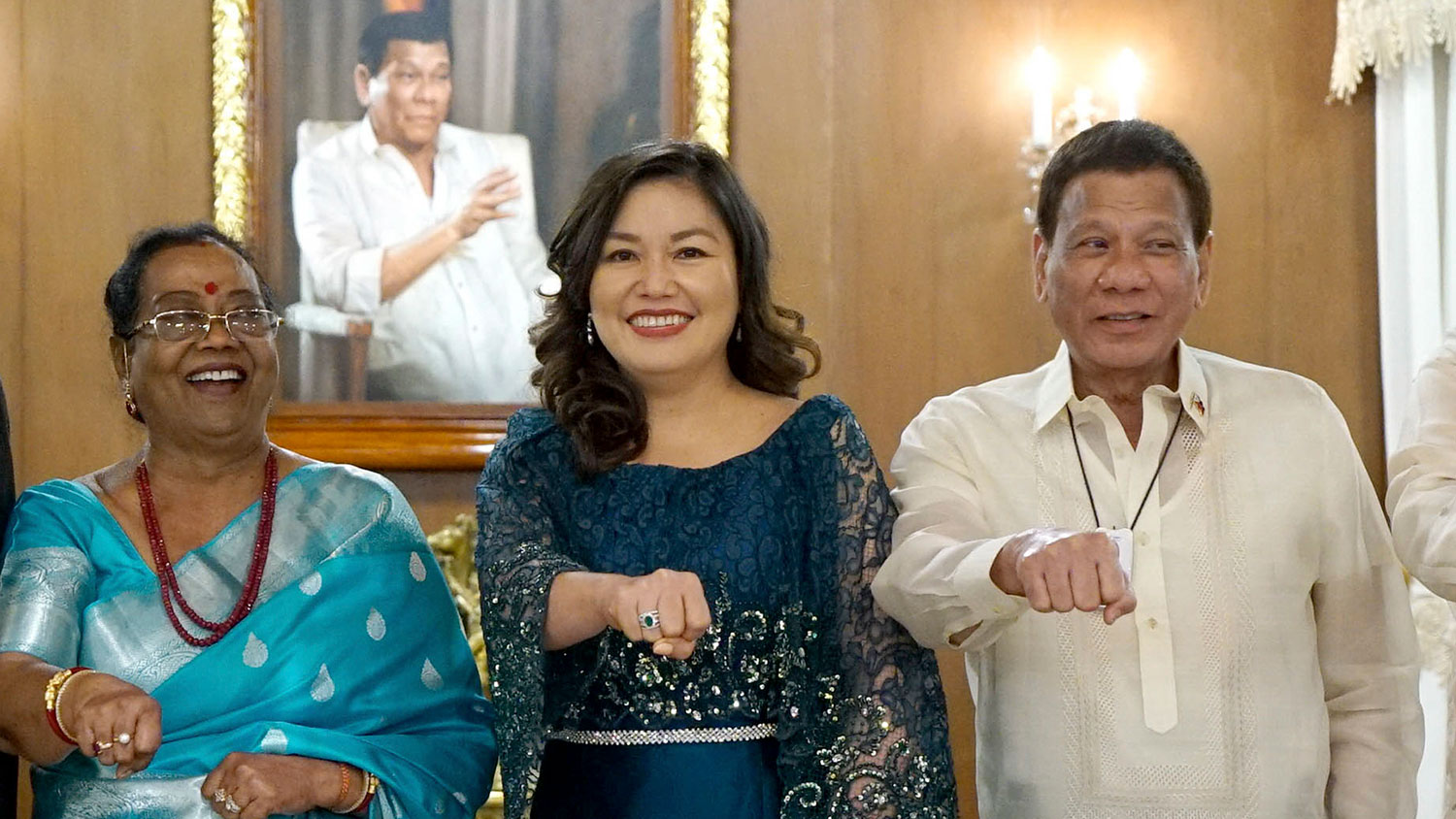 Президент Филиппин Родриго Дутерте и его гражданская жена Сьелито Авансена (в центре) с супругой президента Индии во время визита во дворец Малакананг, Манила, 2019 год