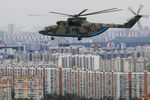 Военно-транспортный вертолет Ми-26 летит для участия в воздушном параде Победы в Москве, 9 мая 2020 года