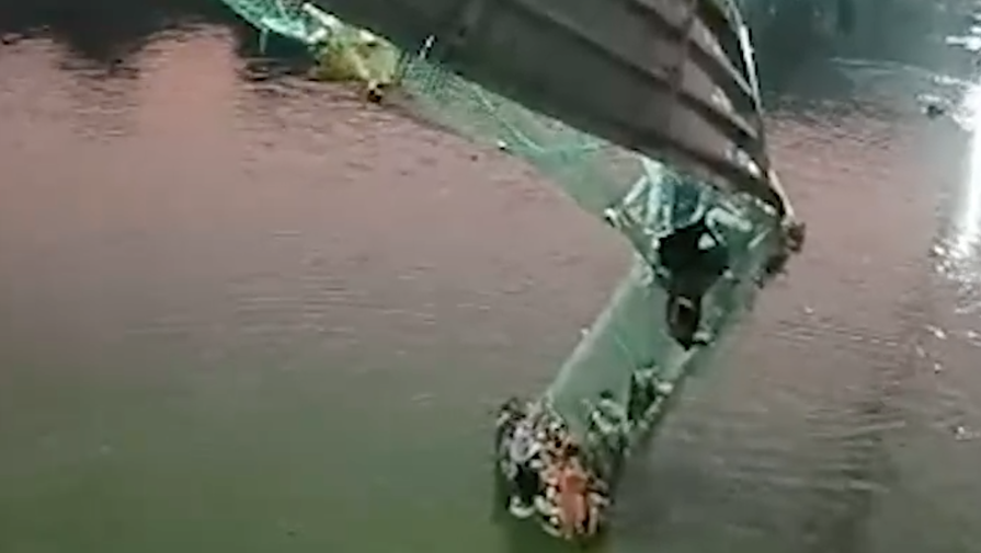 NDTV: более 100 человек остаются в водах реки в Индии после обрушения моста