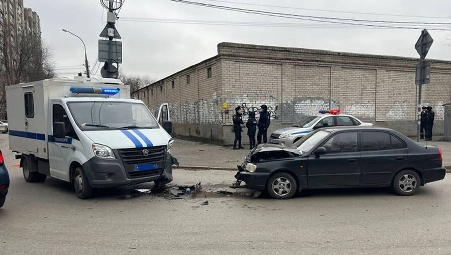 Полицейский автозак попал в ДТП в Ростове-на-Дону