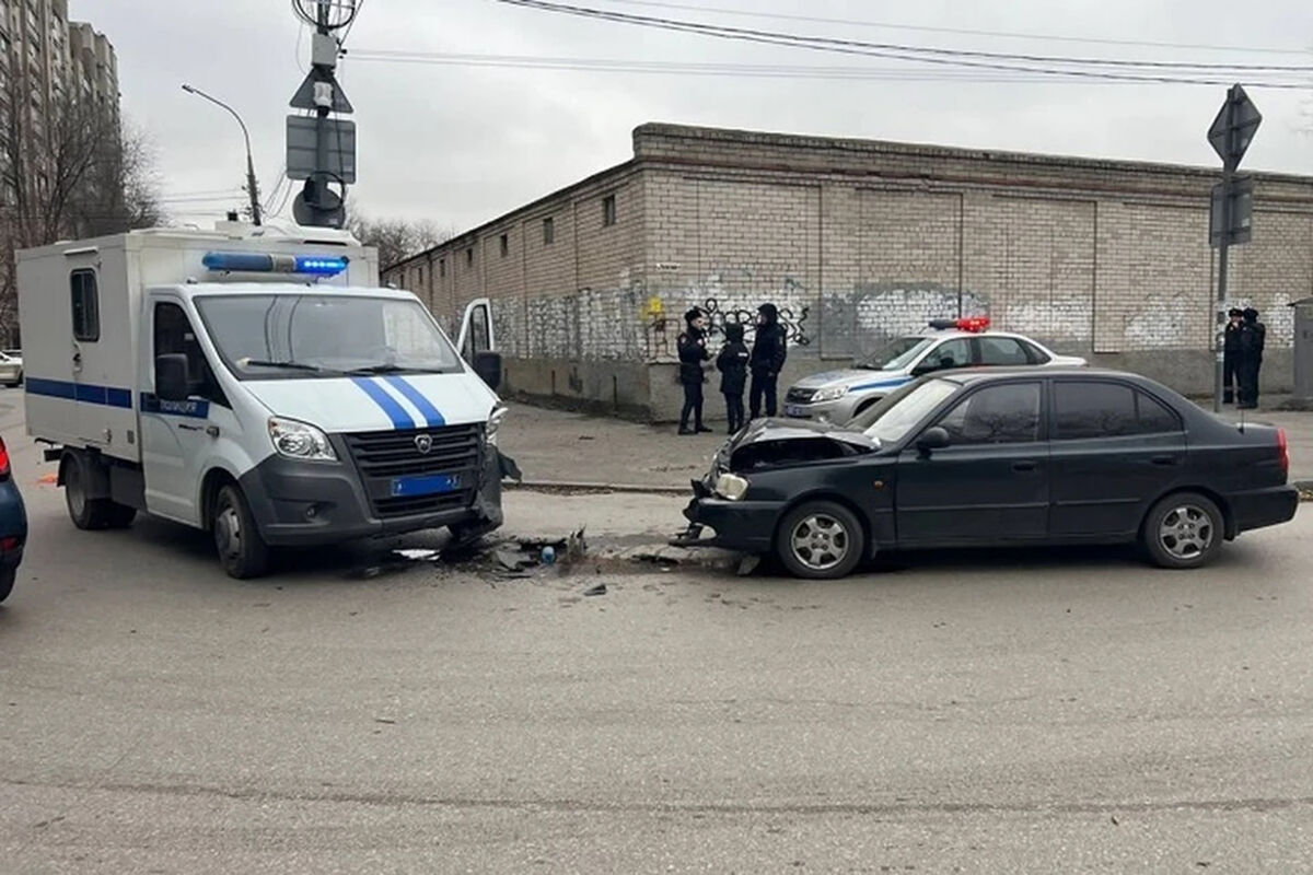 Полицейский автозак попал в ДТП в Ростове-на-Дону - Газета.Ru | Новости