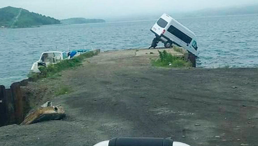 Пассажирский автобус едва не упал с пристани в море в Приморском крае