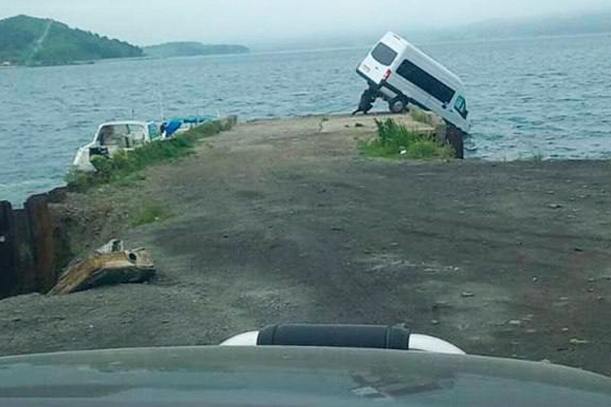 Пассажирский автобус едва не упал с пристани в море в Приморском крае -  Газета.Ru | Новости