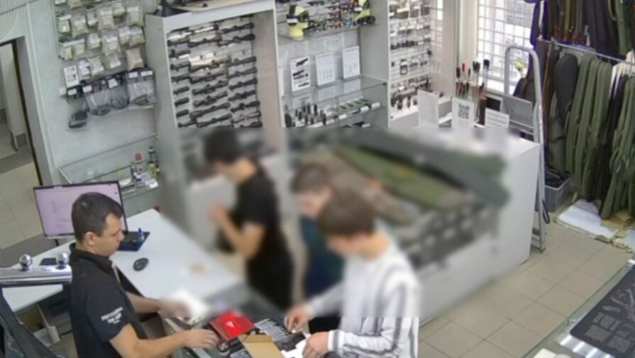 Несовершеннолетний турист купил пистолет и проверил его на прохожем в Петербурге