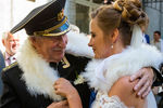 Иван Краско и Наталья Шевель после церемонии бракосочетания в Адмиралтейском ЗАГСе