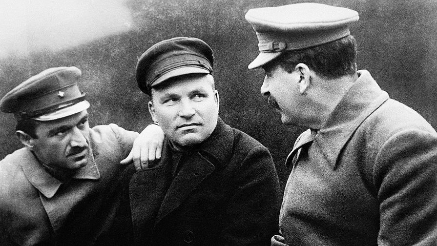 Руководители партии и советского государства Анастас Микоян, Сергей Киров и Иосиф Сталин (слева направо) за беседой, 1932 год