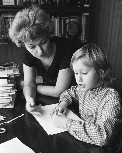 В 1981-м в молодой семье родилась дочь Ксения. Как признавалась сама Собчак, ее отношения с матерью всегда были сложными. «У меня очень строгая мама. Мое детство было посвящено борьбе с мамой. Папа называл меня «моя домашняя Чечня». Я всеми силами отстаивала свое право на личное пространство, чтобы никто не читал мои дневники», &mdash; рассказывала она. На фото: Людмила Нарусова с дочерью Ксенией в 1990 году