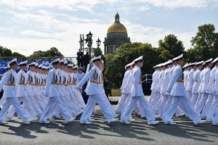 Моряки перед началом Главного военно-морского парада в честь Дня ВМФ в Санкт-Петербурге, 25 июля 2021 года