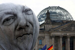 Гигантский воздушный шар с портретом канцлера Германии Олафа Шольца перед Рейхстагом на акции протеста против сокращения бюджета Германии на социальную помощь, 3 июля 2023 года