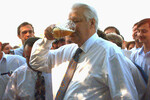 Президент РФ Борис Ельцин пробует пиво местной пивоварни во время визита в город Новочеркасск Ростовской области, 1996 год