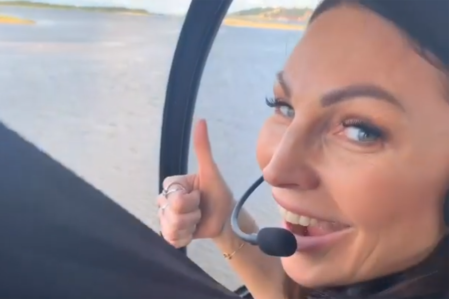 Актриса Наталья Бочкарева летит в&nbsp;вертолете Robinson R44 над&nbsp;Нижним Новгородом, август 2019&nbsp;года
