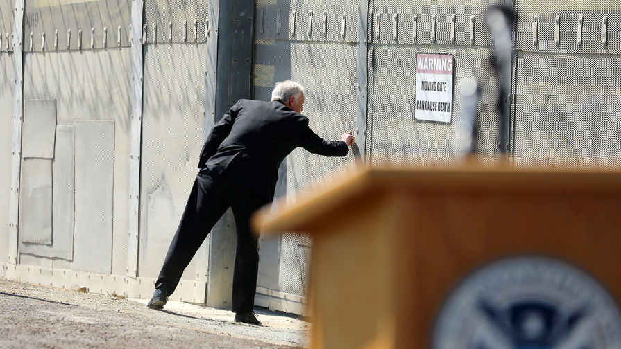 Сенатор Рой Джонсон во время визита на границу США и Мексики в Сан-Диего, Калифорния, 21 апреля 2017 года