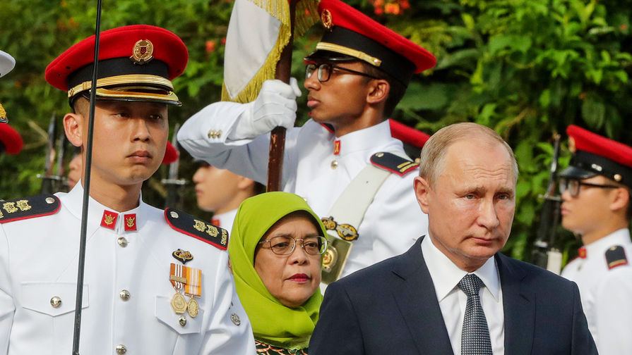 Президент Сингапура Халима Якоб и президент России Владимир Путин во время встречи во дворце «Истана», 13 ноября 2018 года