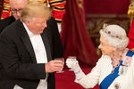 Президент США Дональд Трамп и королева Елизавета II на королевском ужине в Букингемском дворце, 3 июня 2019 года 
