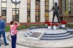 Памятник оперному певцу Дмитрию Хворостовскому в сквере на нижнем ярусе Сибирского государственного института искусств в Красноярске, 23 сентября 2019 года