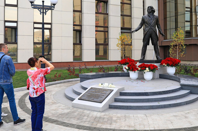 Памятник оперному певцу Дмитрию Хворостовскому в сквере на нижнем ярусе Сибирского государственного института искусств в Красноярске, 23 сентября 2019 года