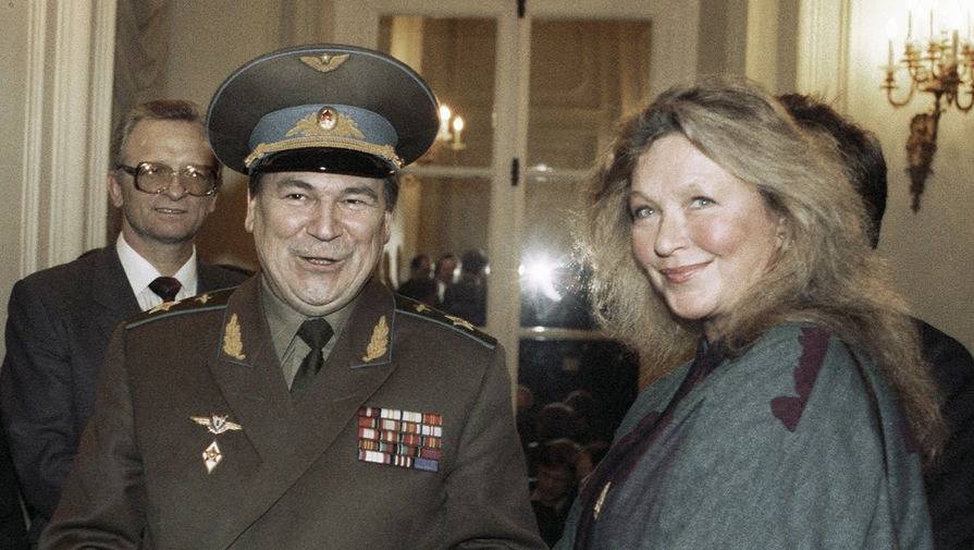 Главнокомандующий вооруженными силами СНГ Евгений Шапошников и киноактриса Марина Влади, 1992 год