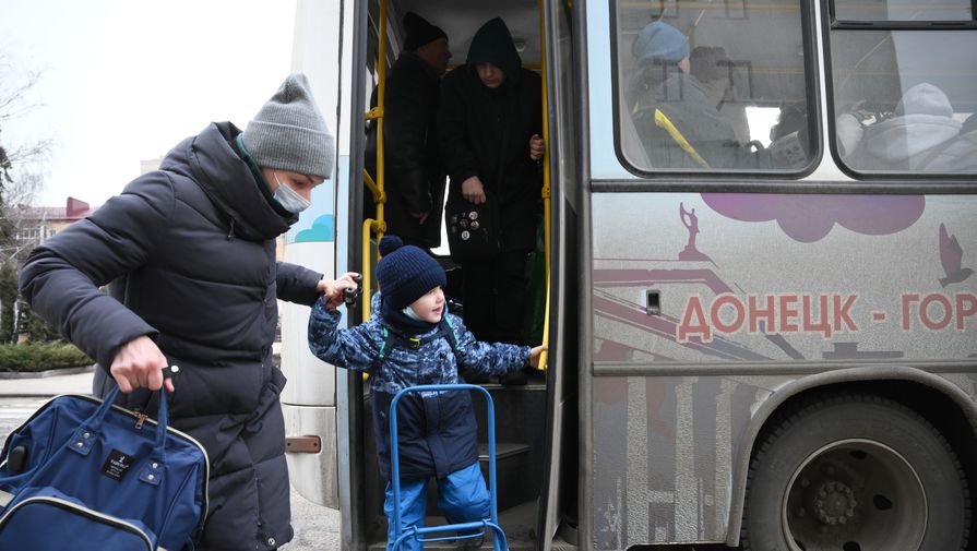 РИА Новости сообщило об обстреле колонны беженцев со стороны украинского блокпоста