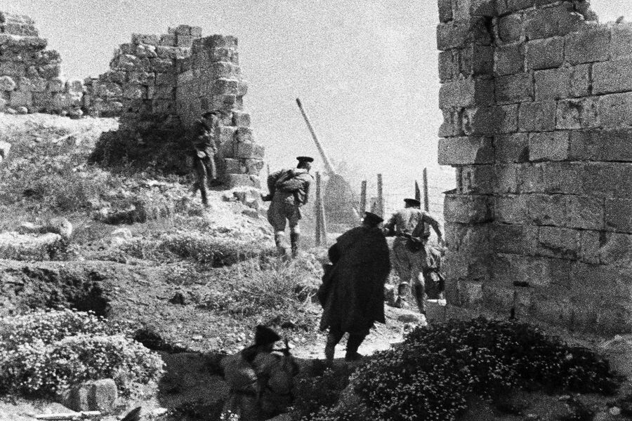 Морские пехотинцы идут в атаку на подступах к Севастополю, 1944 год