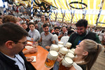 Официантка разносит напитки посетителям 189-го фестиваля пива Oktoberfest в Мюнхене, 21 сентября 2024 года